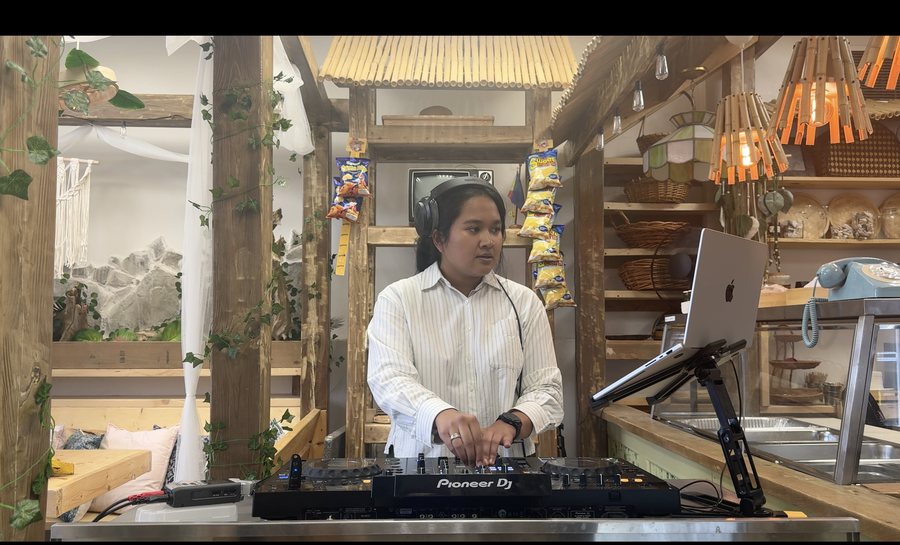 Introspkt behind a Pioneer controller at a café counter